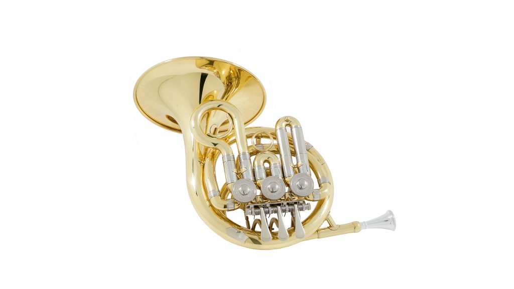 Sie haben von Taschentrompeten gehört, jetzt haben wir ein Taschenhorn! Dies ist ein kleines Wunder für die French Horn Community. Es besitzt 3 Drehzylinder-Ventile, eine Bohrung von 12 mm und hat einen 167 mm Schallbecher. Es ist handgefertigt in Gelbmessing mit großer Neusilbergarnitur. Dieses kleine Waldhorn kann als Anfängerhorn oder als Hohes B-Horn für Profis verwendet werden. Es wird in einem Koffer geliefert und mit einem Waldhorn-Mundstück.